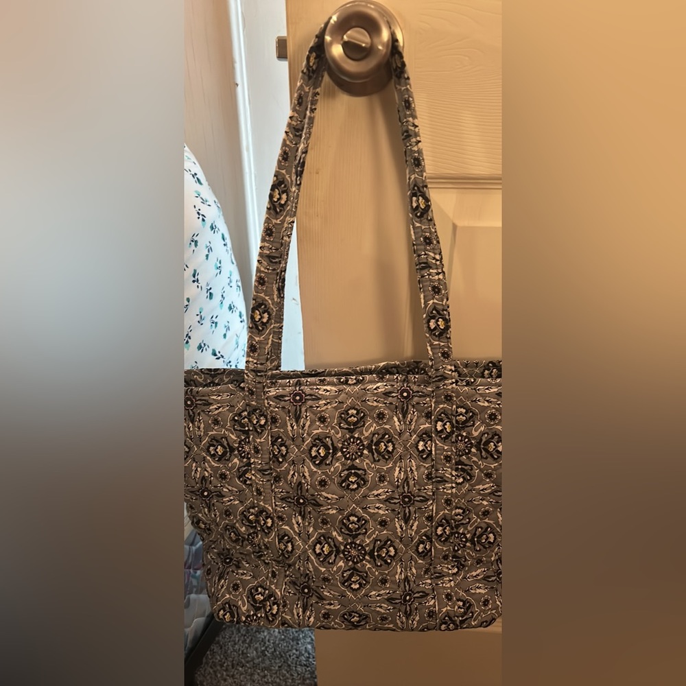 Like new Vera Bradley tote with matching makeup bag